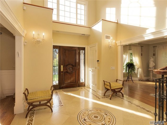 71 Beverly Rd, Great Neck, NY 11021