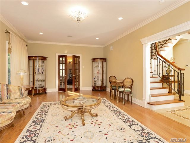 71 Beverly Rd, Great Neck, NY 11021