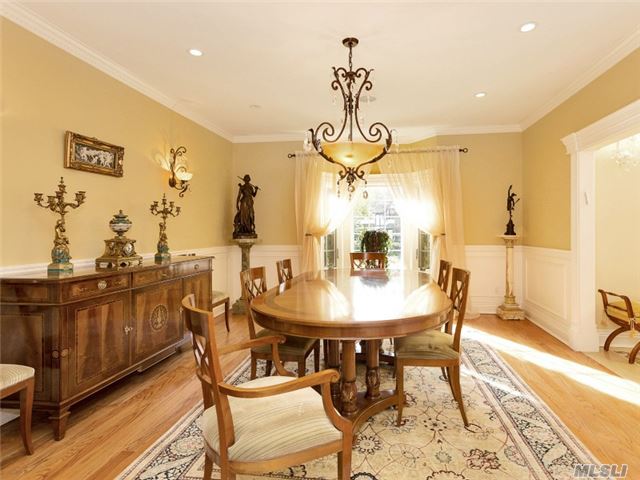71 Beverly Rd, Great Neck, NY 11021