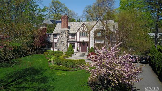 7 Vista Dr, Great Neck, NY 11021