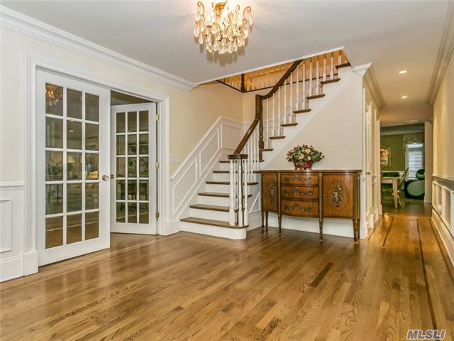 7 Vista Dr, Great Neck, NY 11021