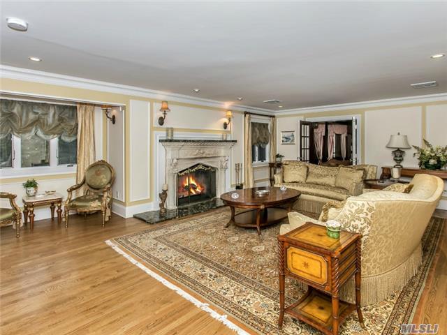 7 Vista Dr, Great Neck, NY 11021