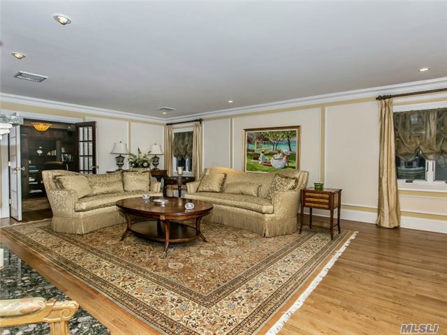 7 Vista Dr, Great Neck, NY 11021