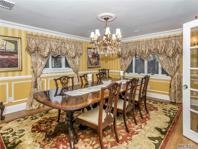 7 Vista Dr, Great Neck, NY 11021