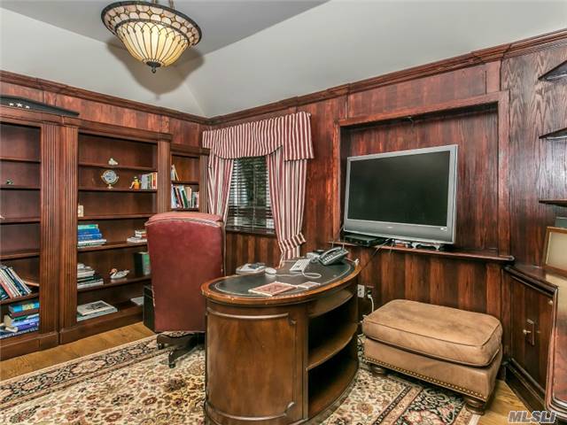 7 Vista Dr, Great Neck, NY 11021