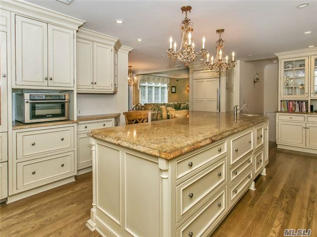 7 Vista Dr, Great Neck, NY 11021