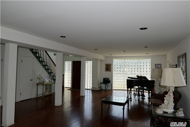 1800 Park St, Atlantic Beach, NY 11509