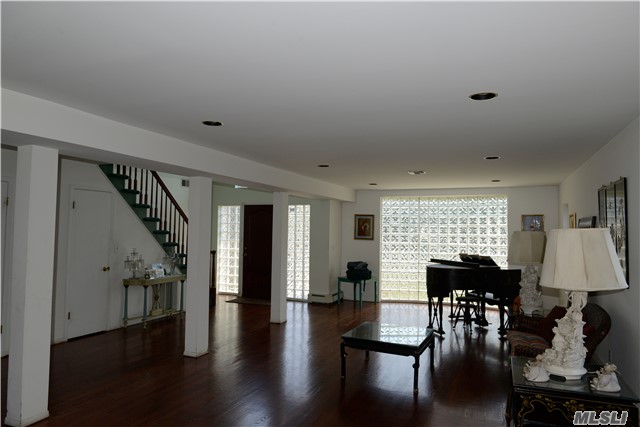 1800 Park St, Atlantic Beach, NY 11509