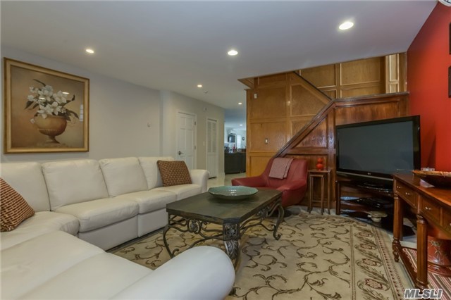1111 W Park Ave, Long Beach, NY 11561