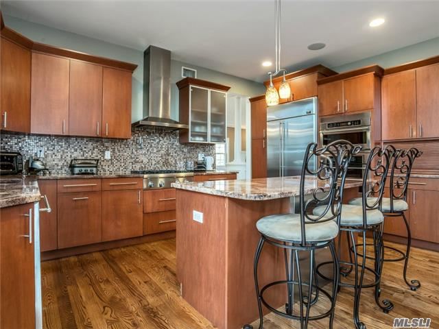 204 Glen Cove Rd, Old Westbury, NY 11568