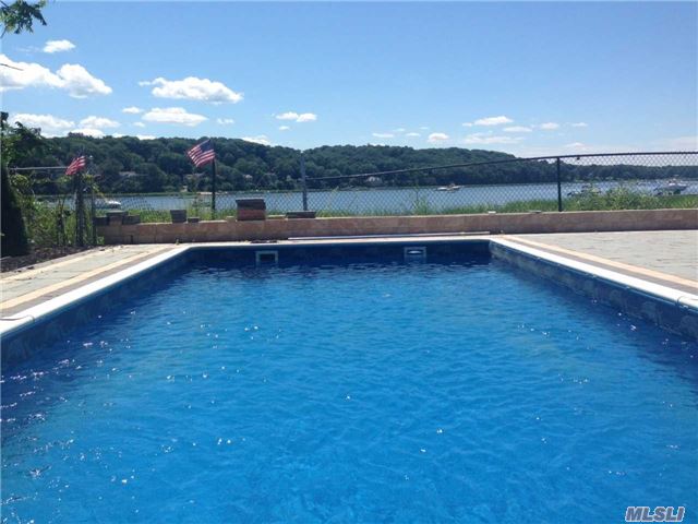 18 Deans Ln, Bayville, NY 11709