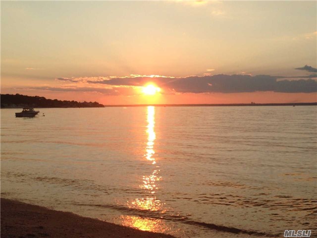 18 Deans Ln, Bayville, NY 11709