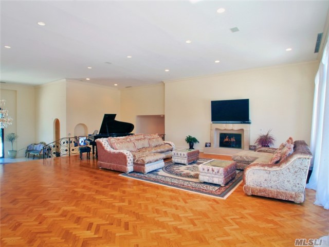 204 Centre Island Rd, Centre Island, NY 11771