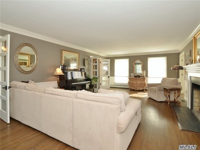 5 Coach Ln, Muttontown, NY 11791