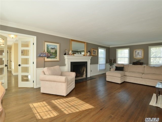 5 Coach Ln, Muttontown, NY 11791