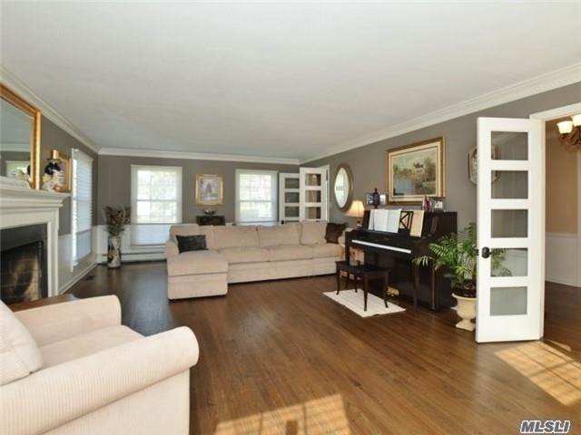 5 Coach Ln, Muttontown, NY 11791