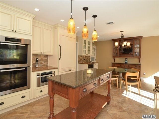 5 Coach Ln, Muttontown, NY 11791