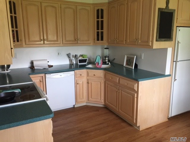 985 W Creek Ave, Cutchogue, NY 11935