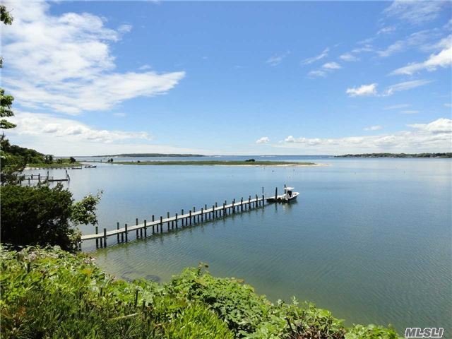 1050 W Cove Rd, Cutchogue, NY 11935
