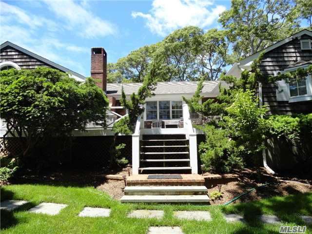 1050 W Cove Rd, Cutchogue, NY 11935