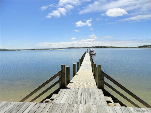 1050 W Cove Rd, Cutchogue, NY 11935