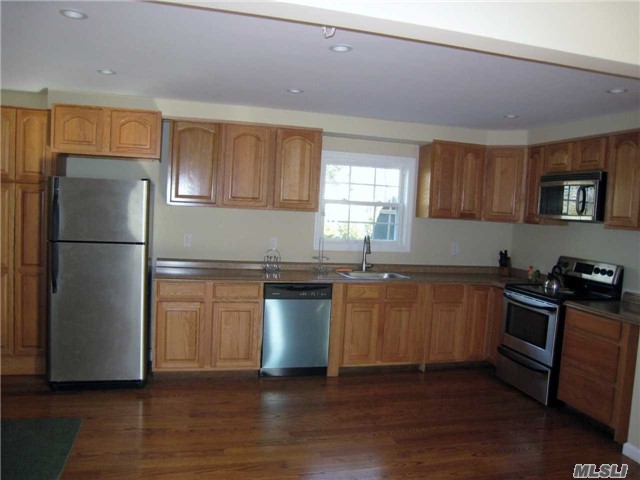 28 Red Creek Rd, Hampton Bays, NY 11946
