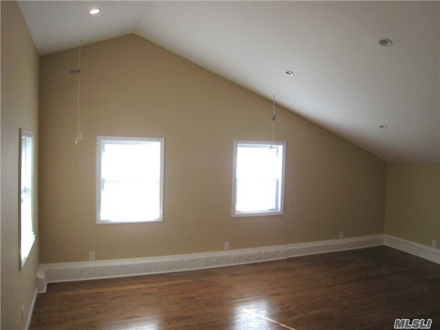 28 Red Creek Rd, Hampton Bays, NY 11946