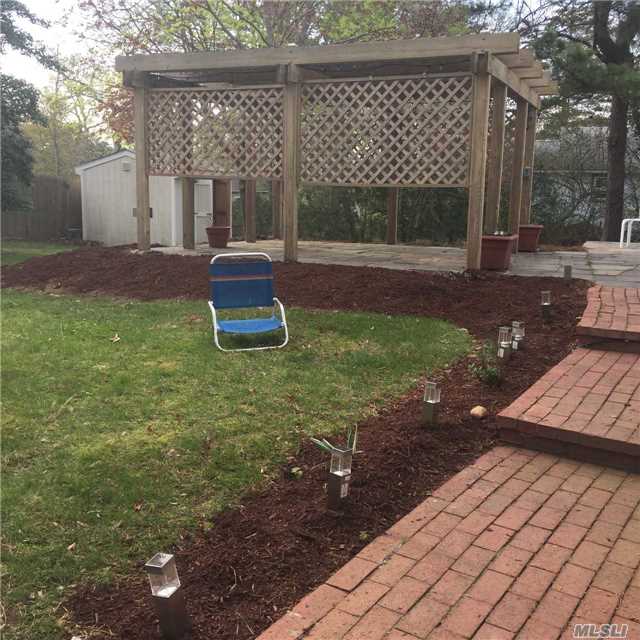 14 Madison Ave, Hampton Bays, NY 11946