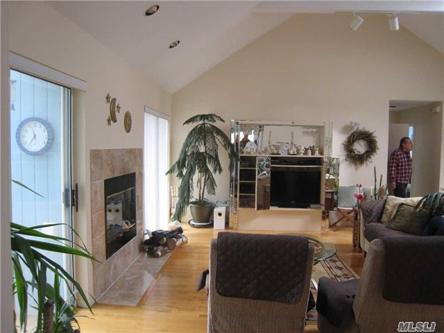 24 Bergen Ave, Hampton Bays, NY 11946