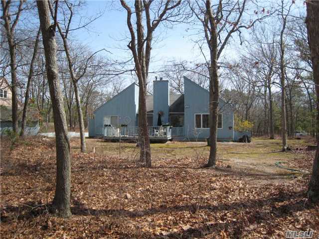 24 Bergen Ave, Hampton Bays, NY 11946