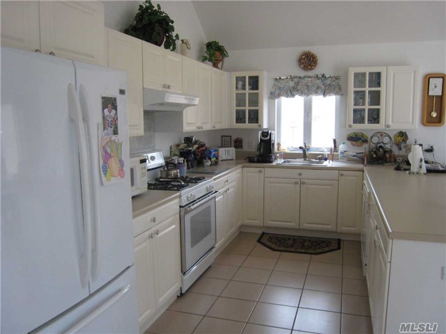 24 Bergen Ave, Hampton Bays, NY 11946