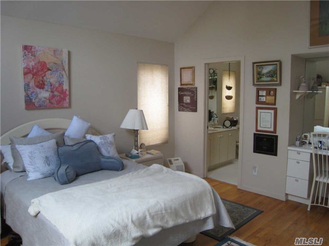 24 Bergen Ave, Hampton Bays, NY 11946