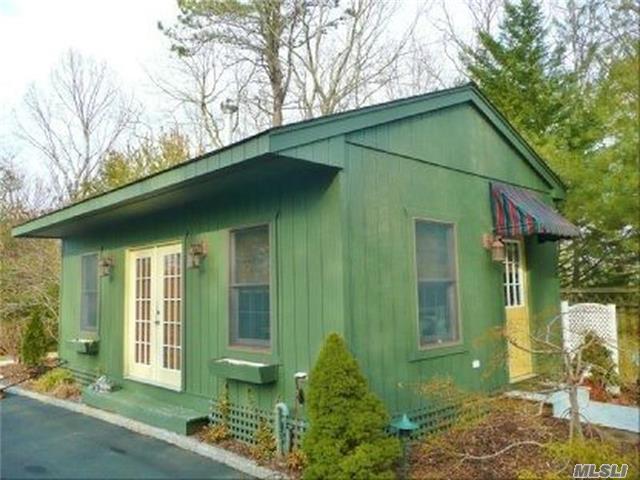 23 Tanglewood Trl, Hampton Bays, NY 11946