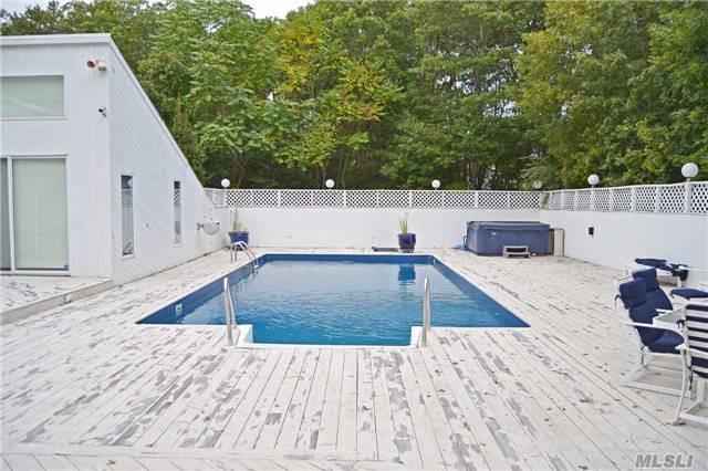 19 Deerfield East, Quogue, NY 11959