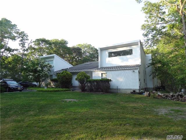 2 Lakewood Pl, Quogue, NY 11959