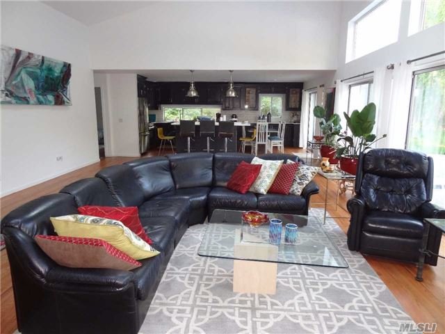 2 Lakewood Pl, Quogue, NY 11959