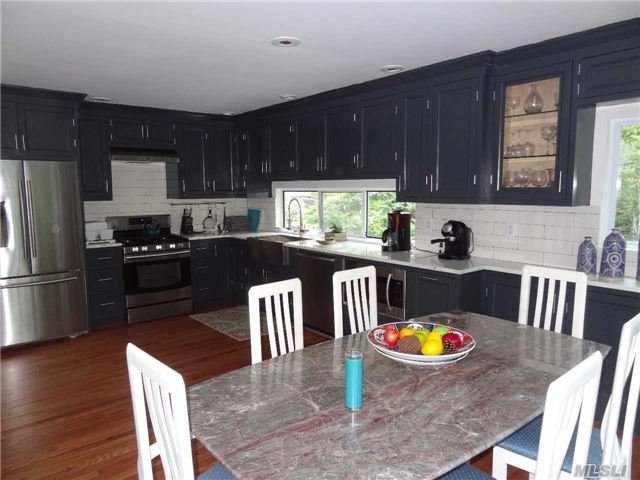 2 Lakewood Pl, Quogue, NY 11959