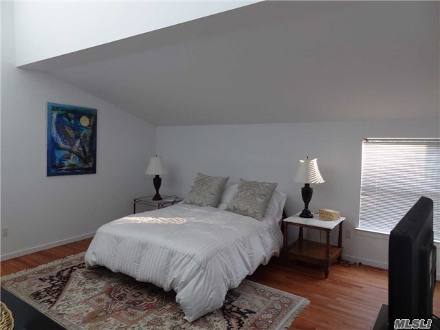 2 Lakewood Pl, Quogue, NY 11959