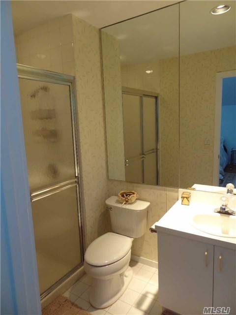 2 Lakewood Pl, Quogue, NY 11959
