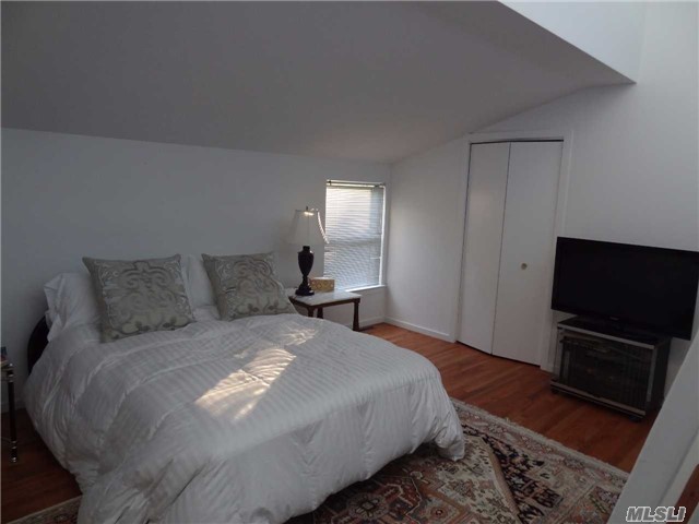 2 Lakewood Pl, Quogue, NY 11959