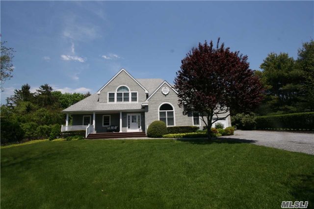 98 S Country Rd, Remsenburg, NY 11960