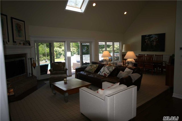 98 S Country Rd, Remsenburg, NY 11960