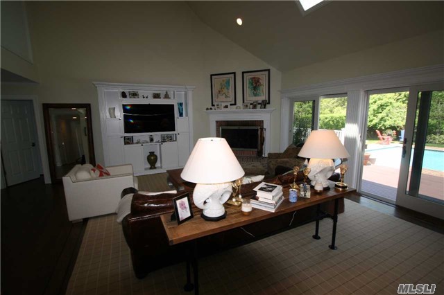 98 S Country Rd, Remsenburg, NY 11960