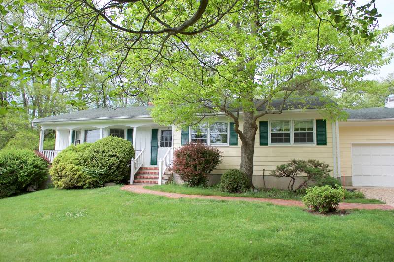 9 Hilo Dr, Shelter Island, NY 11964