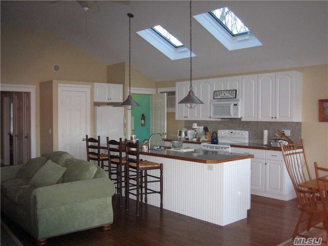 659 Pine Neck Rd, Southold, NY 11971