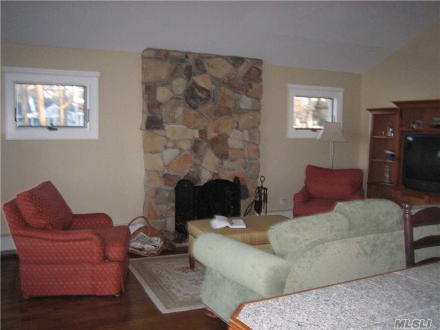 659 Pine Neck Rd, Southold, NY 11971