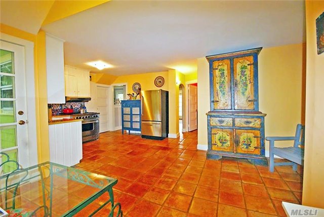 22 Bishop Ave, Westhampton, NY 11977