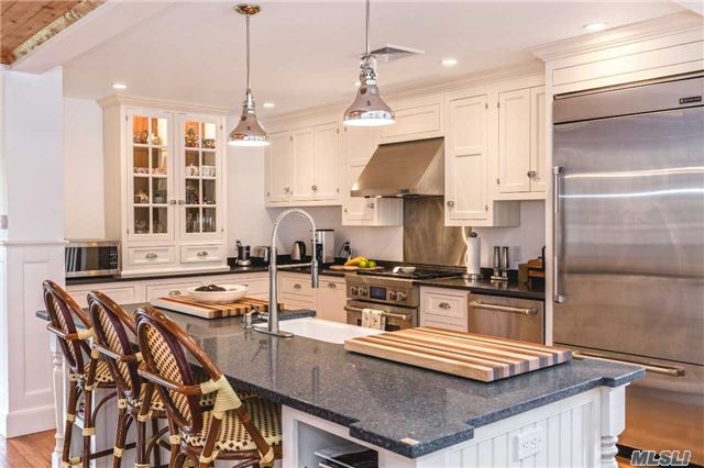 42 Apaucuck Point Rd, Westhampton, NY 11977