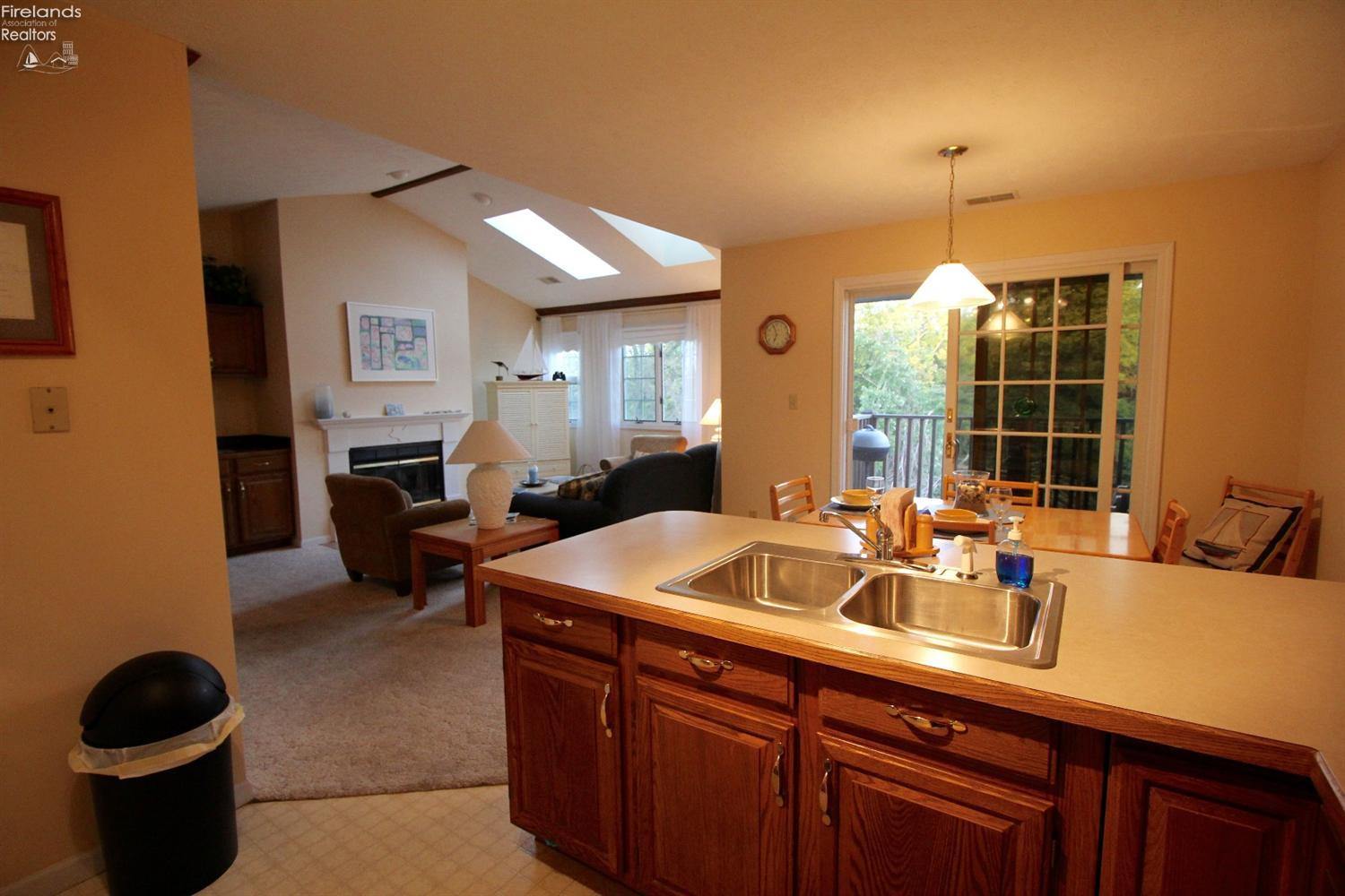 111 West Lakeshore Drive, Kelleys Island, OH 43438