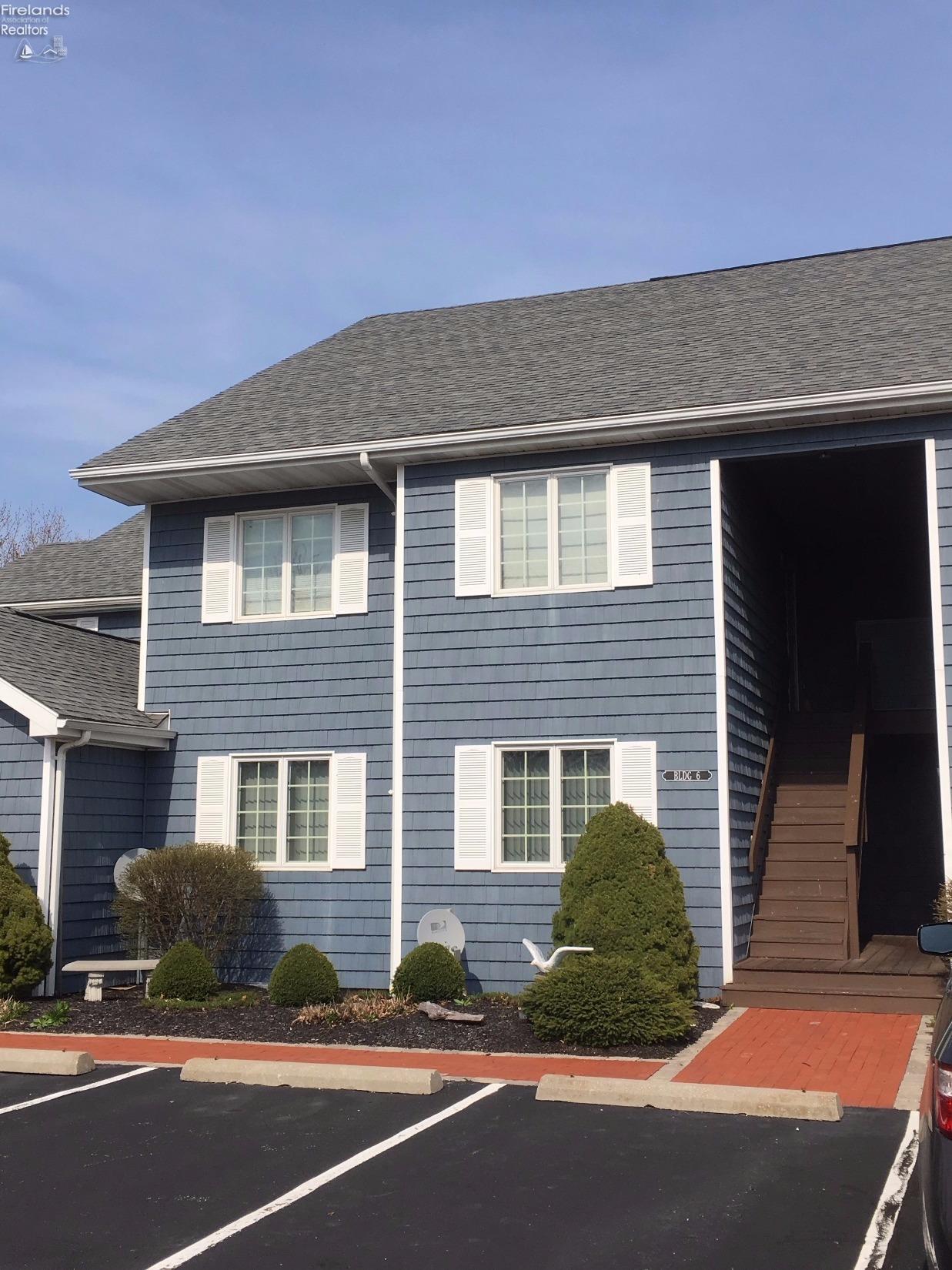 111 West Lakeshore Drive, Kelleys Island, OH 43438